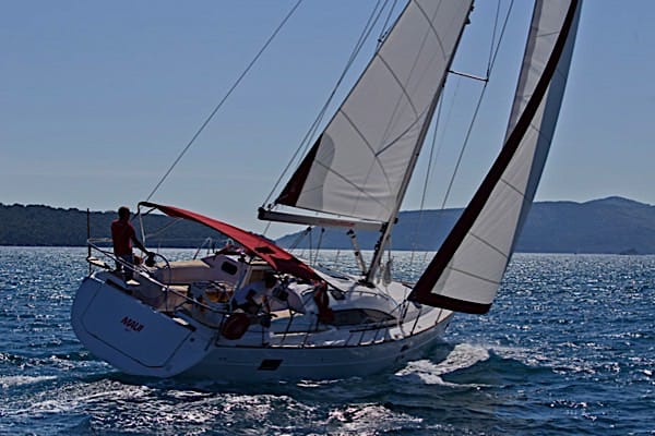 Segelb�ten Elan 45 kr�nger med fulla segel i havet kring Kroatien